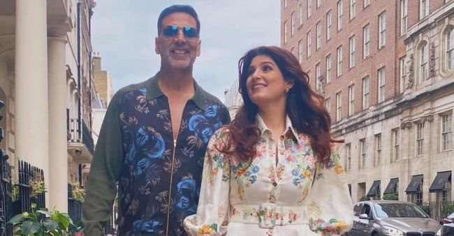 Akshay Kumar Gets Emotional as Twinkle Khanna Graduates from University HD Photos